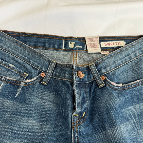 !IT Distressed Denim Button Fly Sweetie Capris- Size 29 - Picture 5 of 7